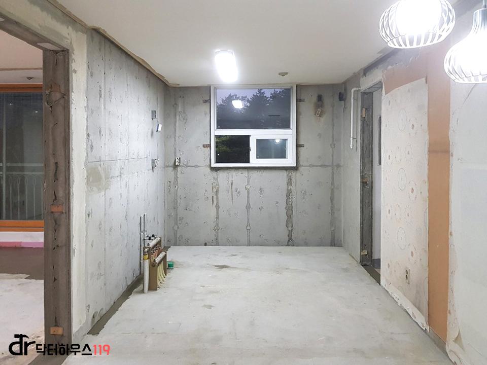 콘크리트 벽과 바닥이 드러난 복도 철거 현장