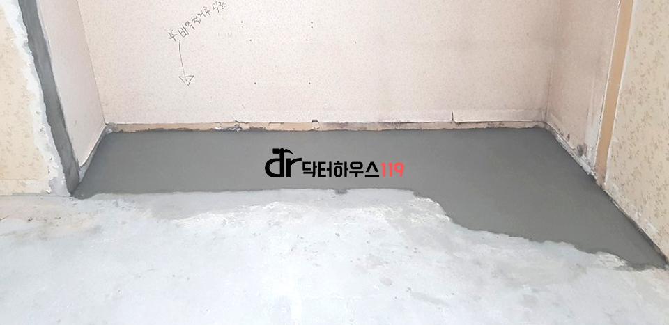 흰색 바닥재 위 회색 코팅 처리가 된 공간