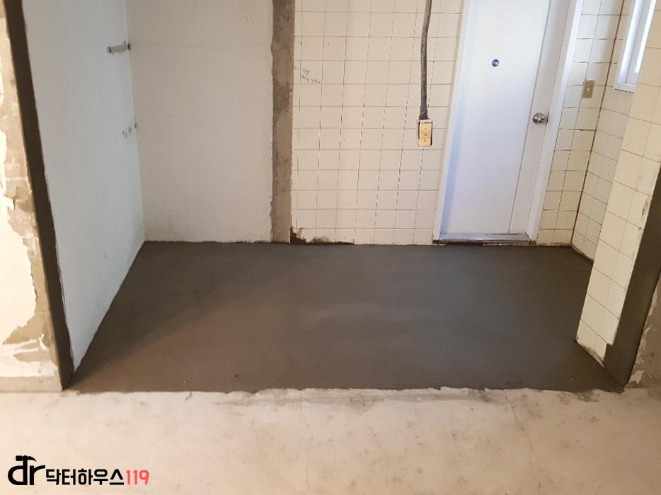 콘크리트 바닥으로 마감된 빈 복도 공간