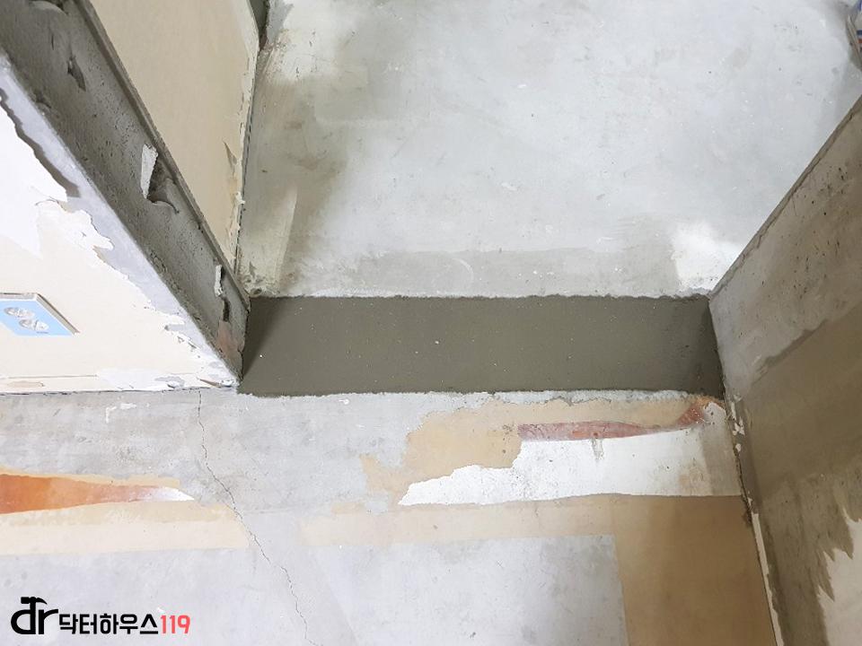 마감재가 제거된 콘크리트 벽과 바닥