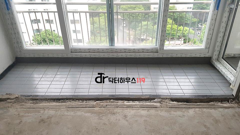 단열재와 난방 배관을 꼼꼼히 깔아준 거실 확장 공간