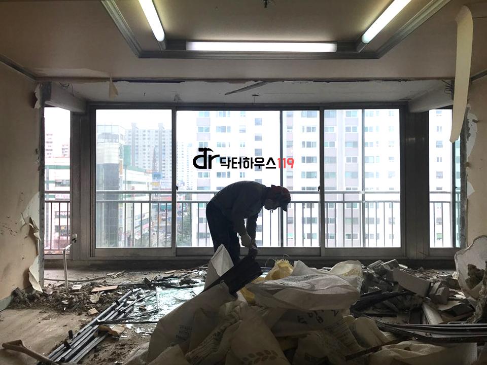 벽면이 철거된 방 내부 작업 현장