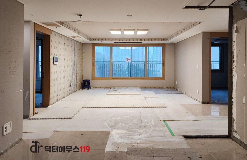 바닥 보양 후 조심스럽게 진행되는 거실 철거 과정