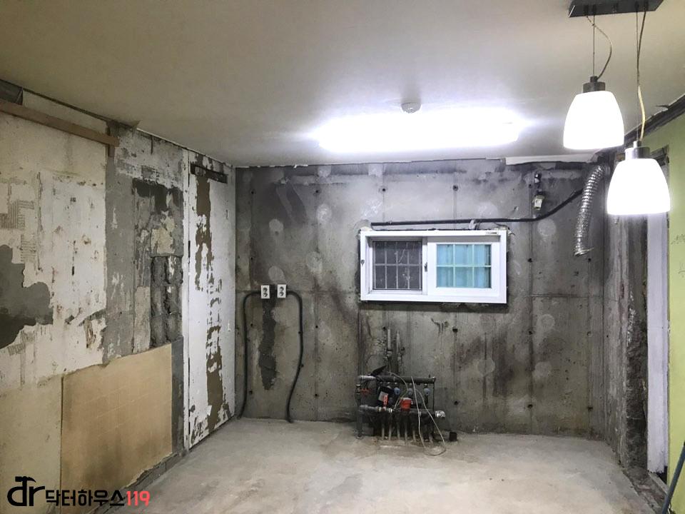 창호가 보이는 콘크리트 벽면의 철거 현장
