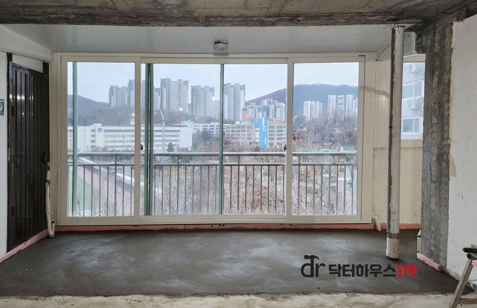 콘크리트 마감으로 탄탄해진 발코니 바닥