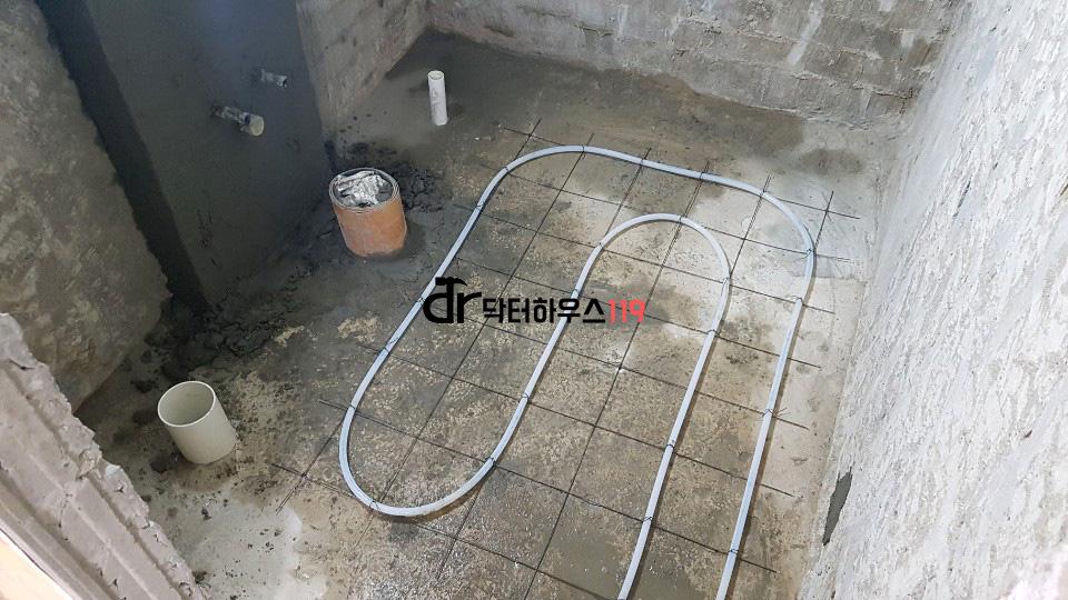 바닥 배관을 꼼꼼하게 설치하는 과정