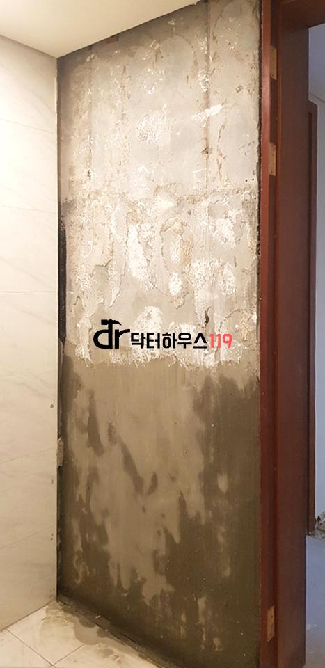 벽지가 제거되고 일부 탄성코트로 마감된 벽면