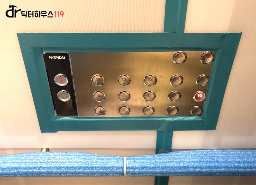 허니웰 브랜드가 보이는 엘리베이터 패널