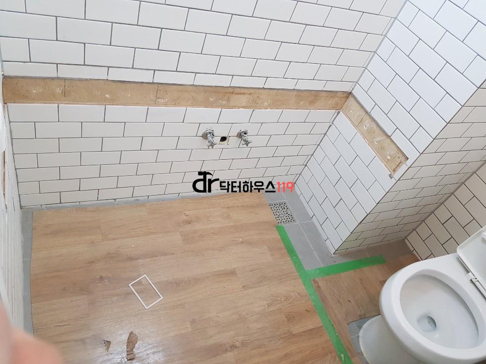 타일 작업이 진행 중인 욕실 내부