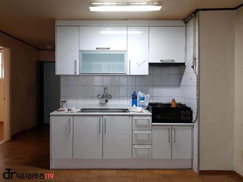 흰색 캐비닛과 나무 바닥으로 완성된 주방