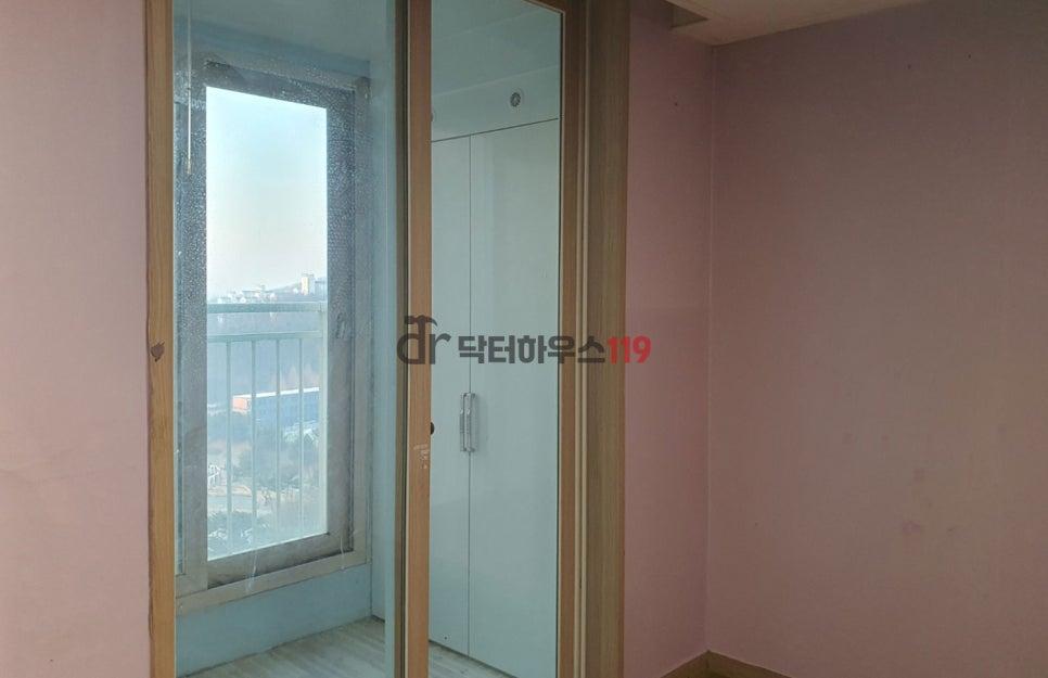 현관 중문과 문틀을 제거한 현장