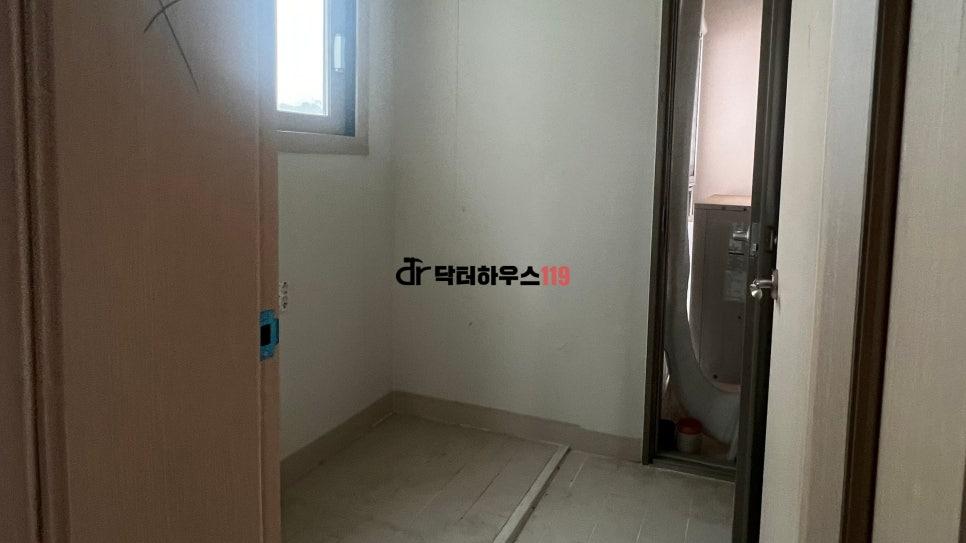 디딤석과 타일을 말끔하게 철거한 모습