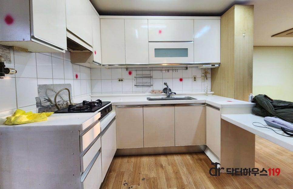 철거 후 깨끗하게 정돈된 주방의 모습