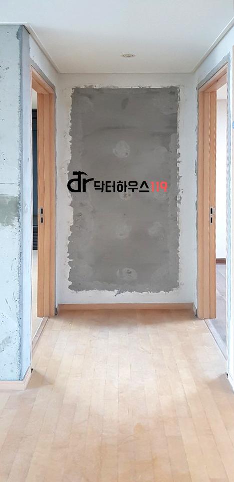 콘크리트 면이 드러난 복도 철거 과정