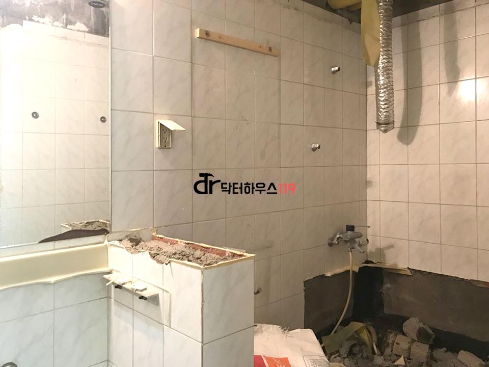 수전이 철거된 흰색 타일의 욕실