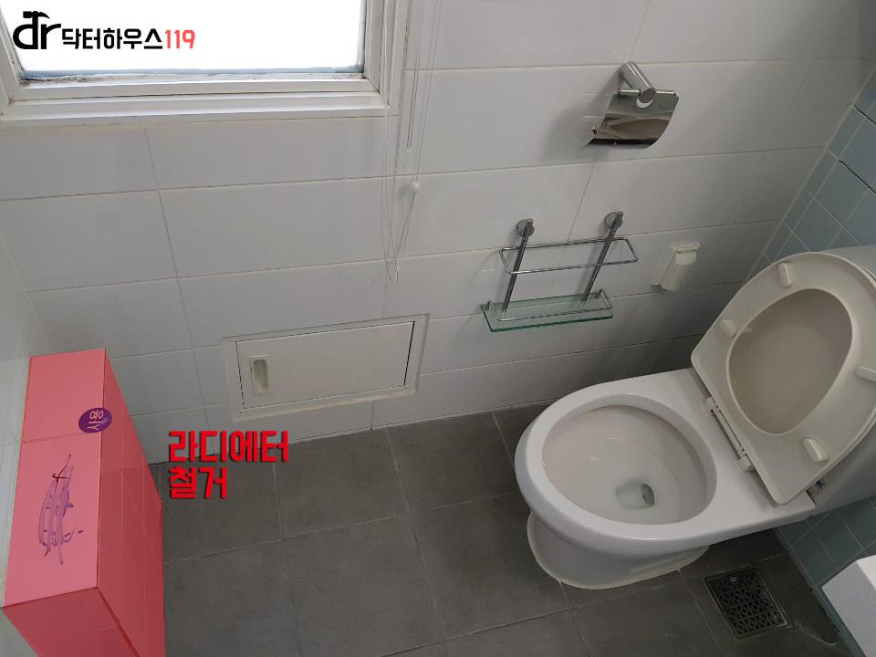 흰색 타일과 핑크색 수납장이 조화로운 화장실