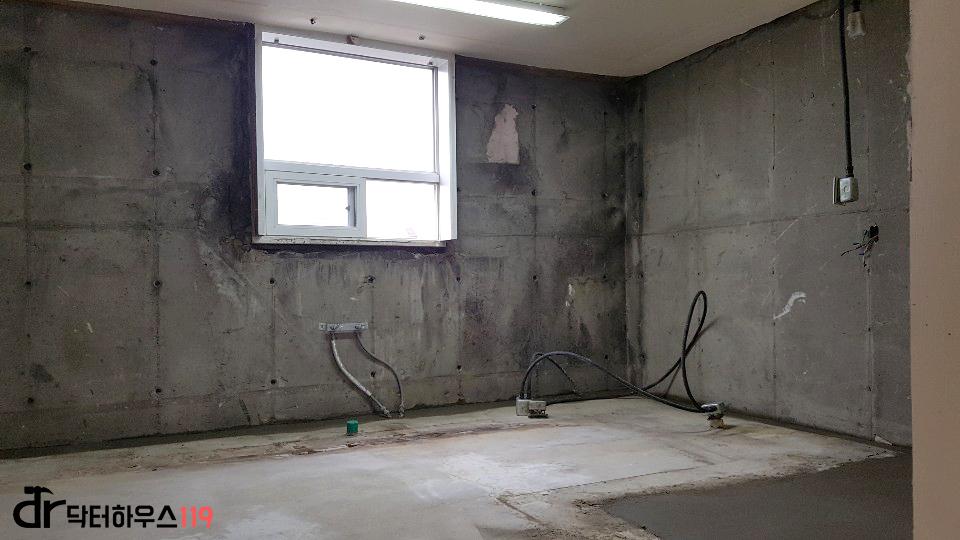 창호와 전선 노출로 기초를 다지는 실내 현장
