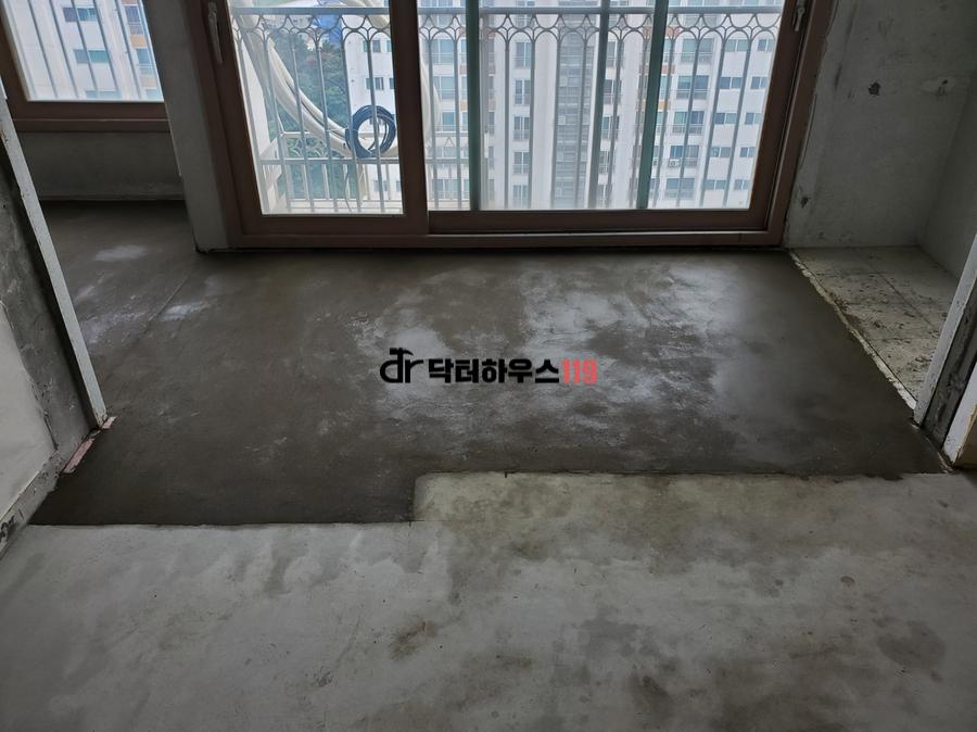 공사 후 탁 트인 시야가 확보된 베란다