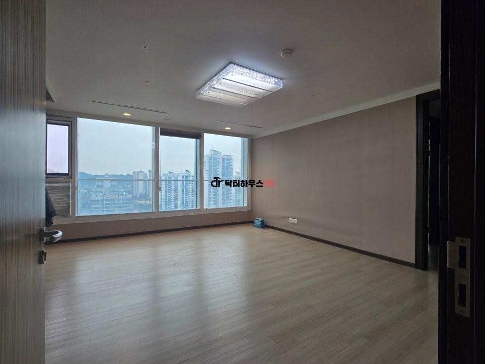 가벽을 제거하고 넓어진 주방 바닥