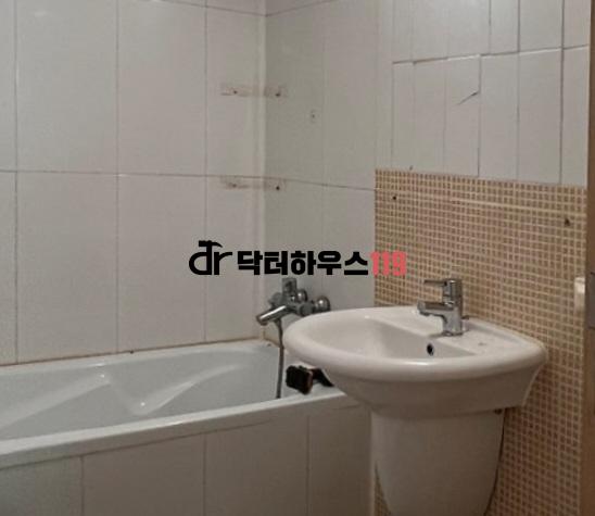 누수 여부를 확인하기 위해 벽지를 떼어내고 점검하던 순간