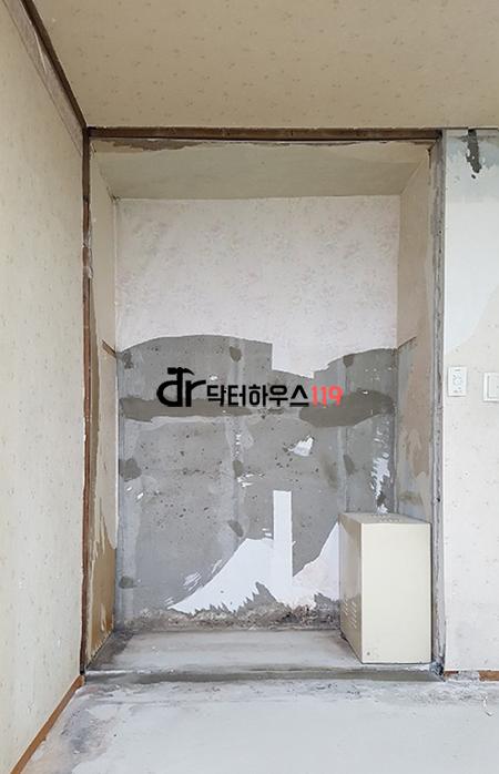 전기 장치와 함께 벽면 마감을 준비하는 복도