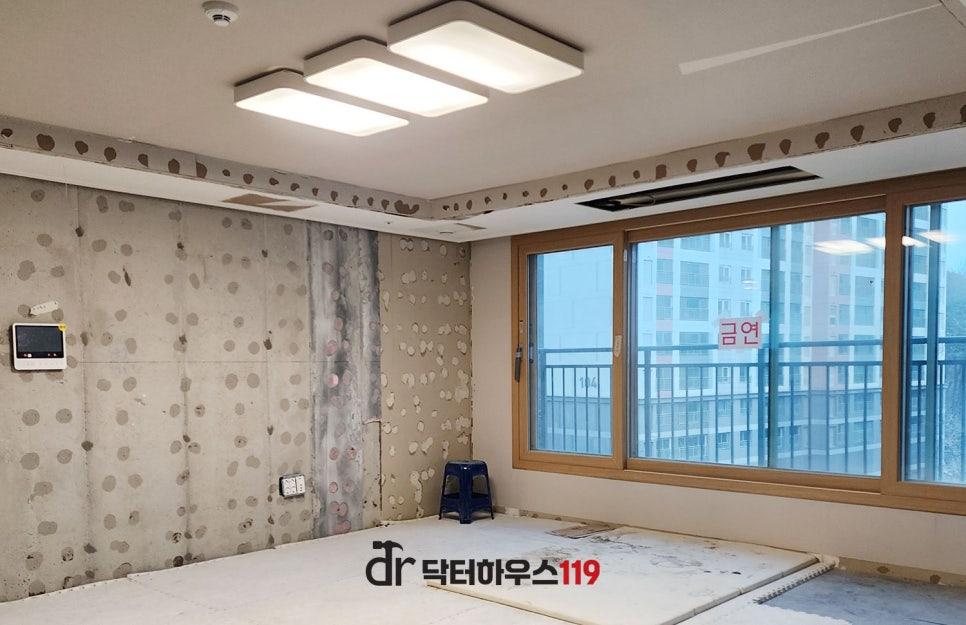 벽면 상태를 세밀하게 확인하며 이어지는 작업