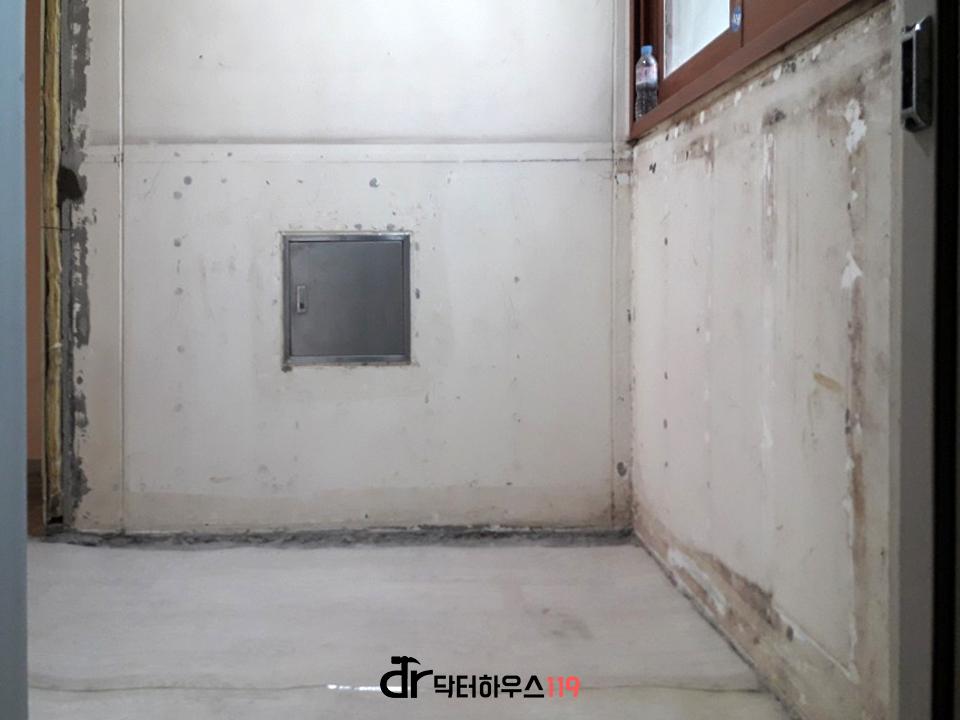벽면에 금속제 작은 문이 설치된 복도