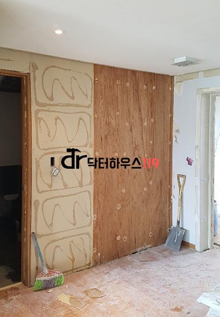 철거 잔해를 정리하며 청소하던 과정