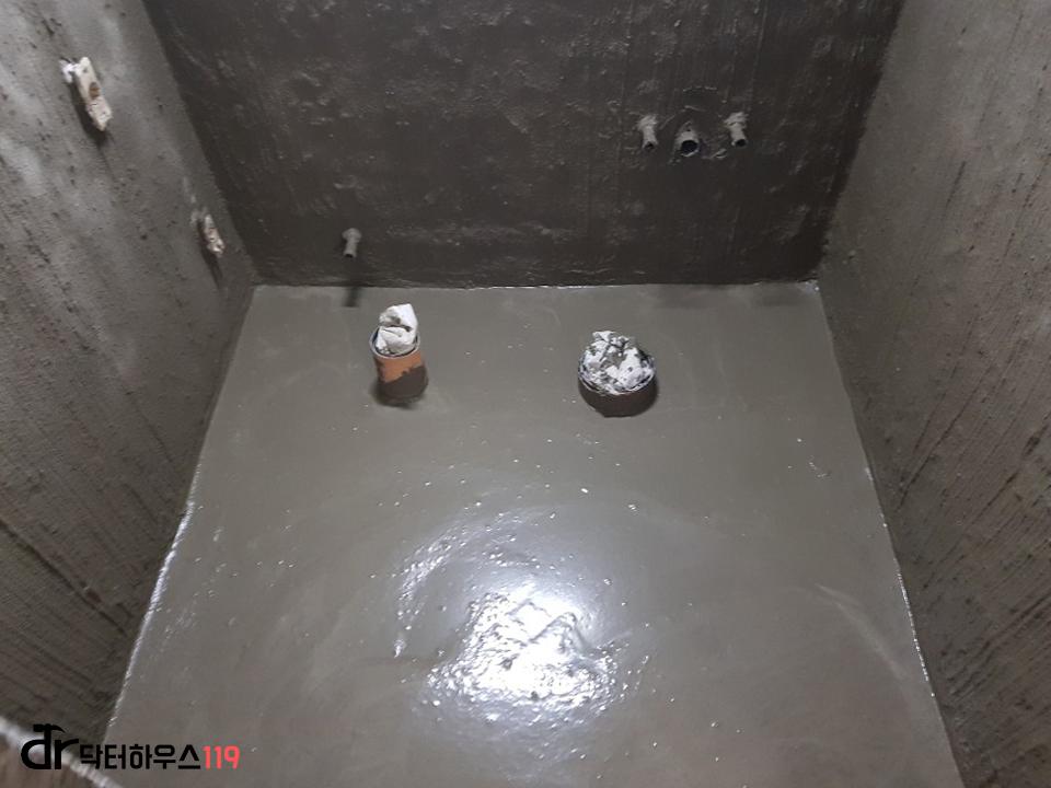 배관 구멍이 노출된 콘크리트 바닥과 벽면