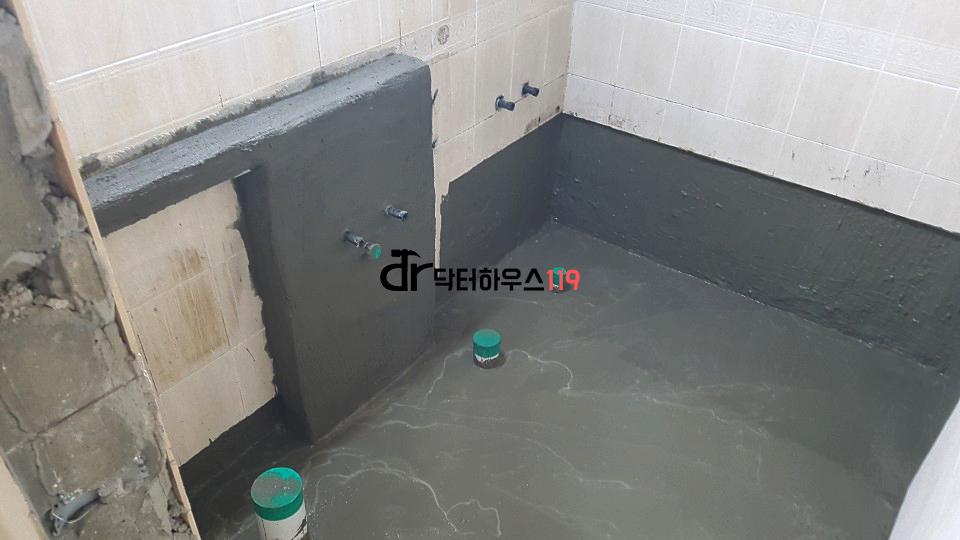 배관 보수와 방수 작업이 진행 중인 욕실 바닥