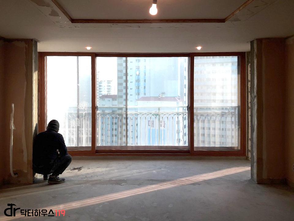 창호와 발코니 난간이 보이는 마감 전의 방