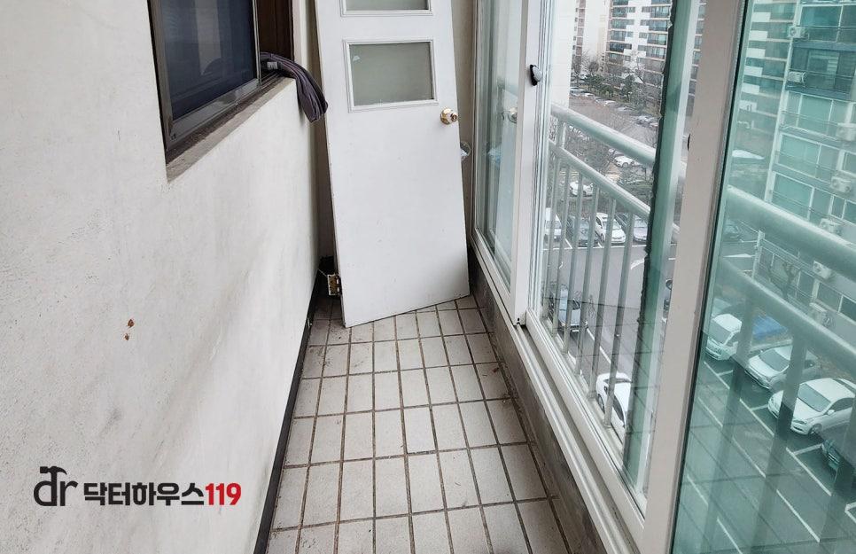 창호 주변을 세심하게 살피는 발코니 현장