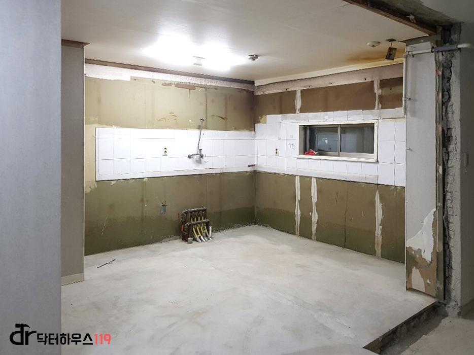 흰색 타일과 창호가 보이는 욕실 공사 현장