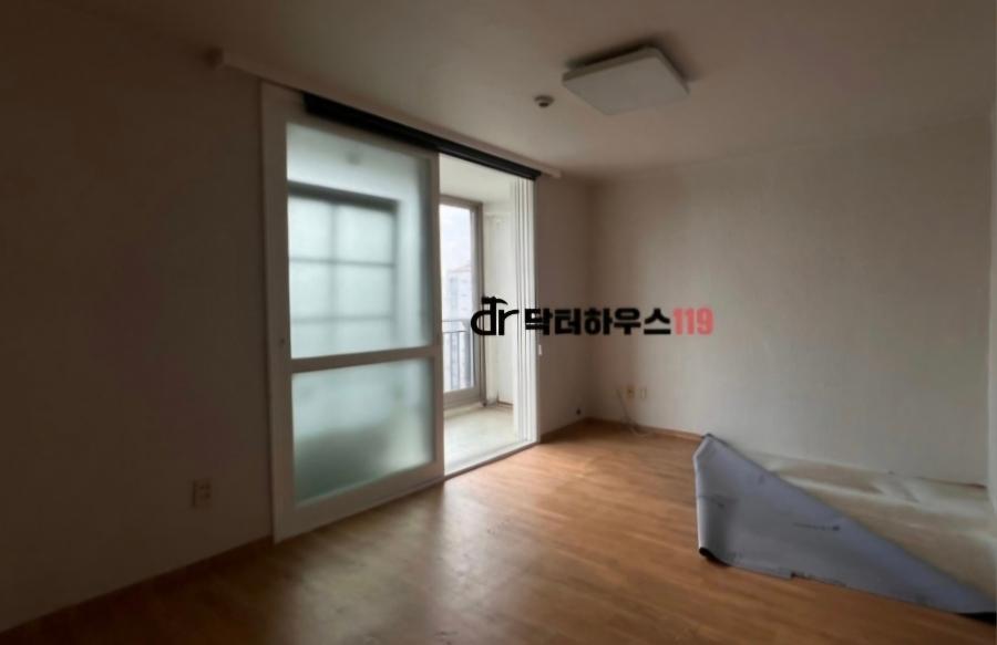 철거 후 드러난 오래된 벽체의 상태