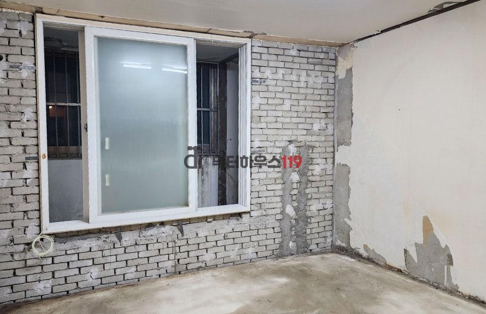 창호 주변 마감 작업을 위해 준비된 벽면