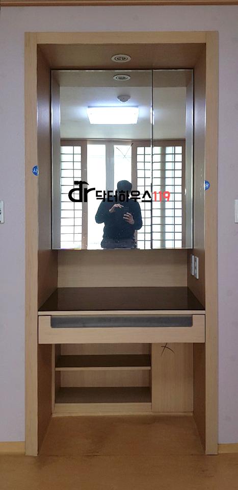 우드톤 수납장으로 정돈된 드레스룸