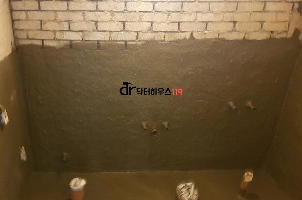 배관이 드러난 욕실 내부의 철거 상태