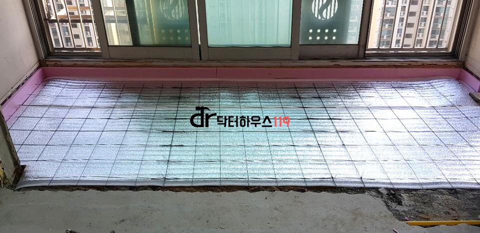 핑크색 자재와 알루미늄 필름이 깔린 바닥면