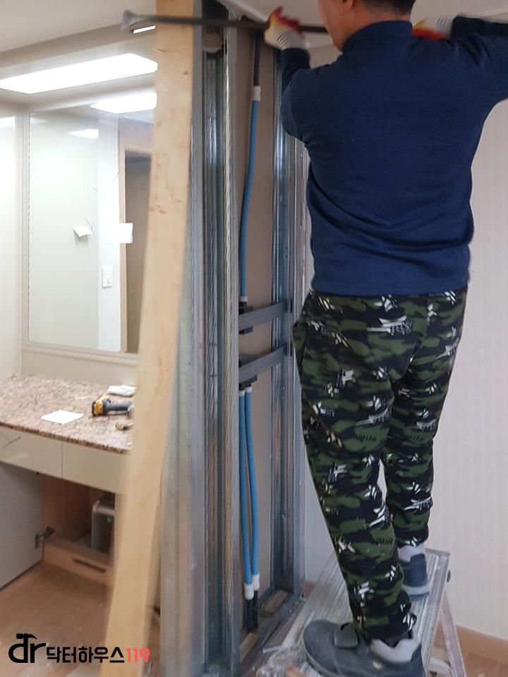 파이프가 노출된 화장대 공간의 작업 현장