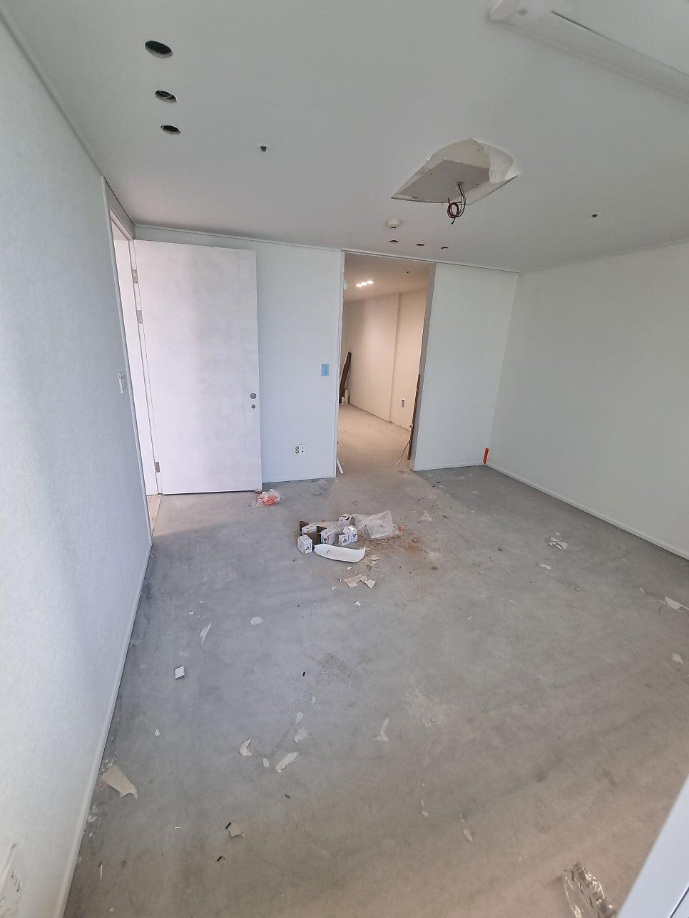 천장 조명 타공과 자재들이 놓인 작업 공간