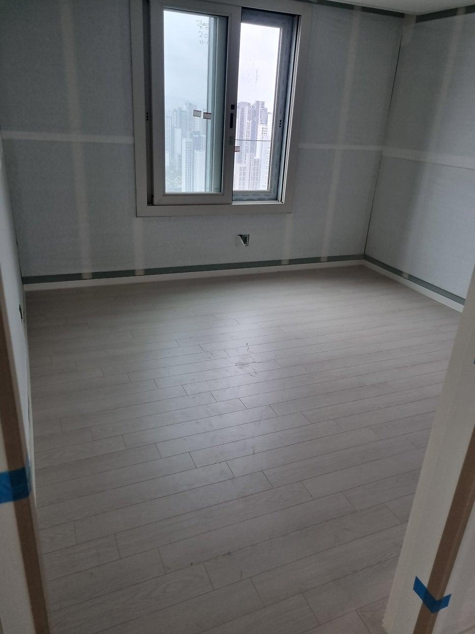 벽지와 바닥재 마감이 완료된 깨끗한 방