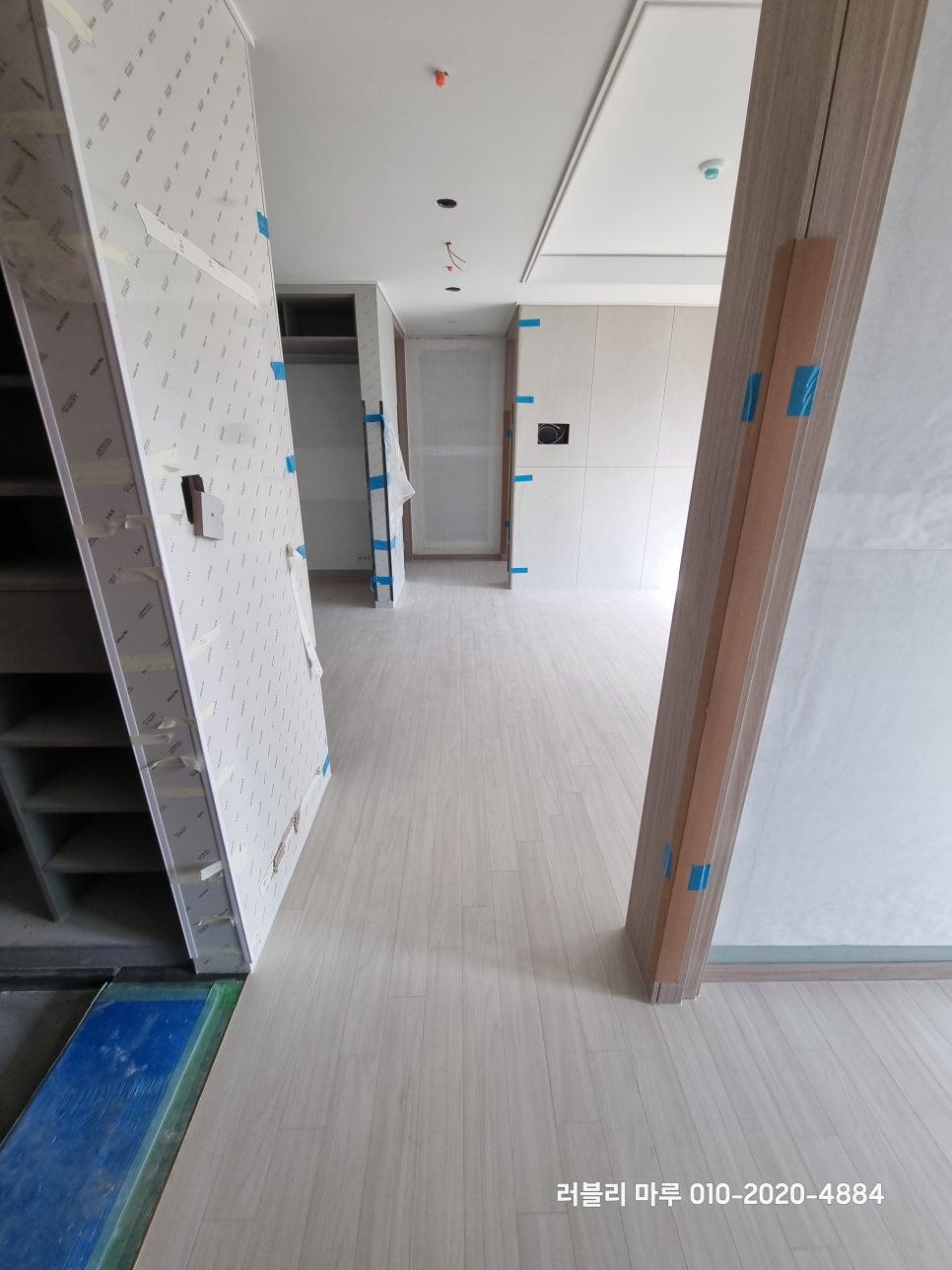 수납장 구조물과 목재 마루가 만나는 마감 과정