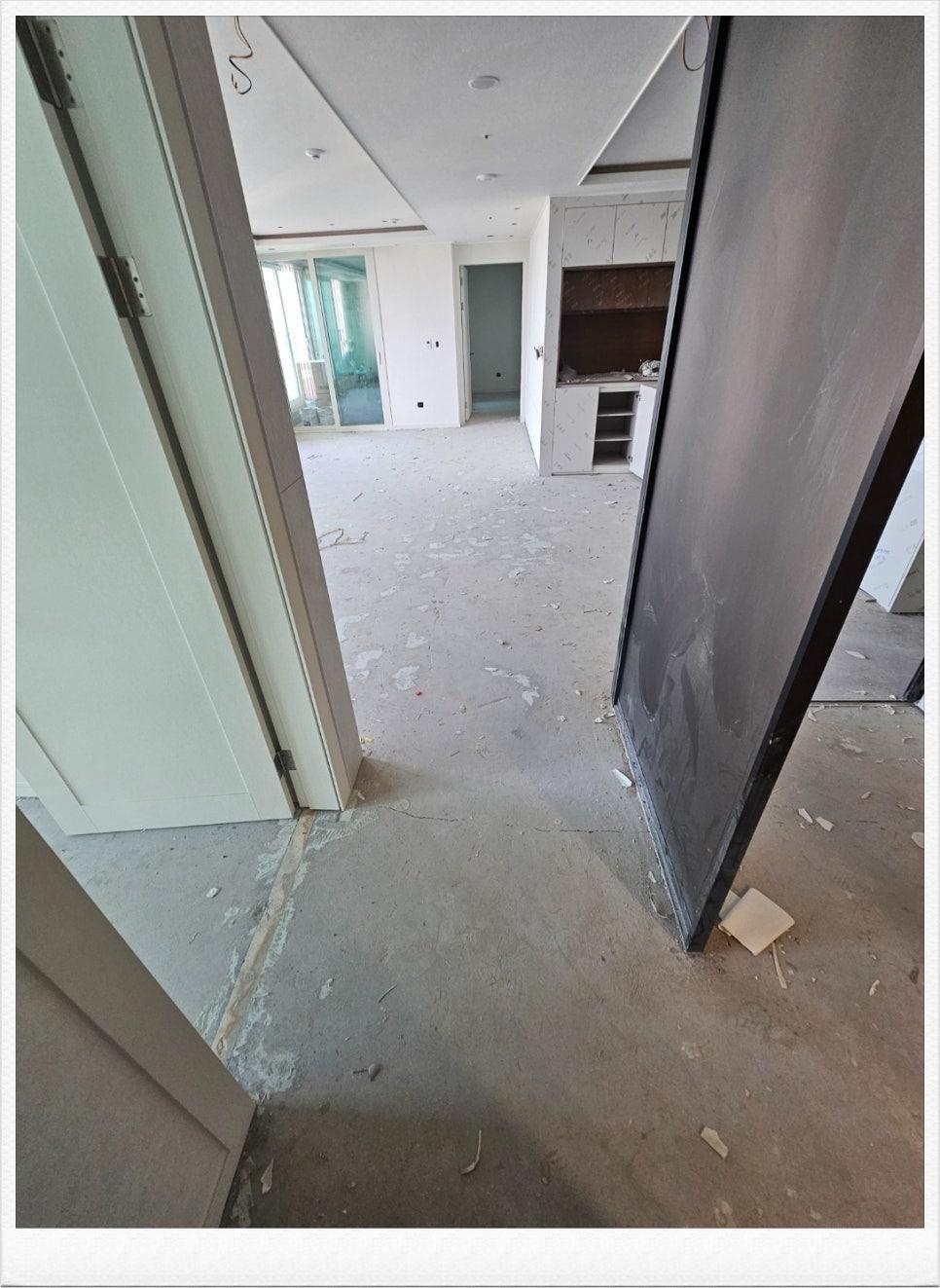 마감 전 잔해물이 남아있는 복도 작업 현장