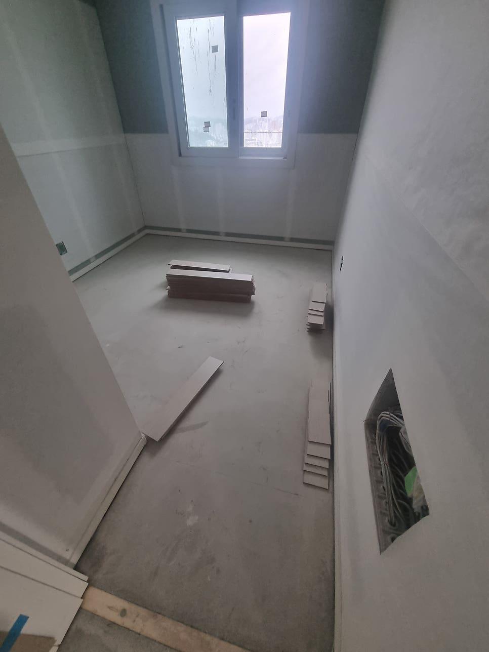벽과 바닥 마감 전, 목재 판자가 놓인 방