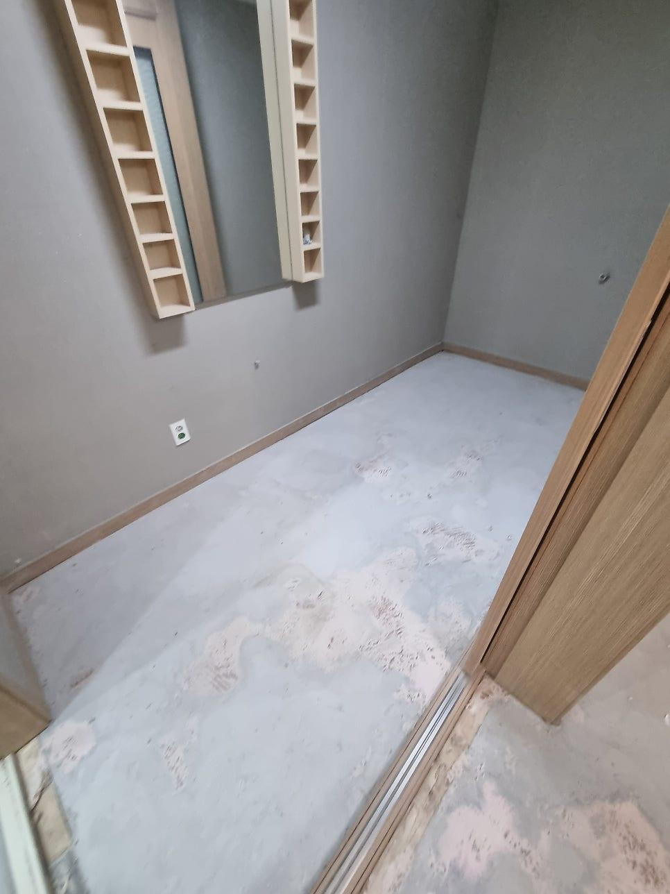 꼼꼼하게 샌딩 작업을 진행하는 모습