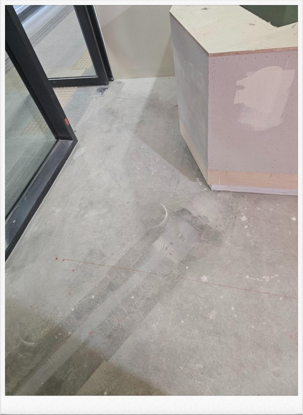 빨간 가이드라인이 그려진 콘크리트 바닥 상태