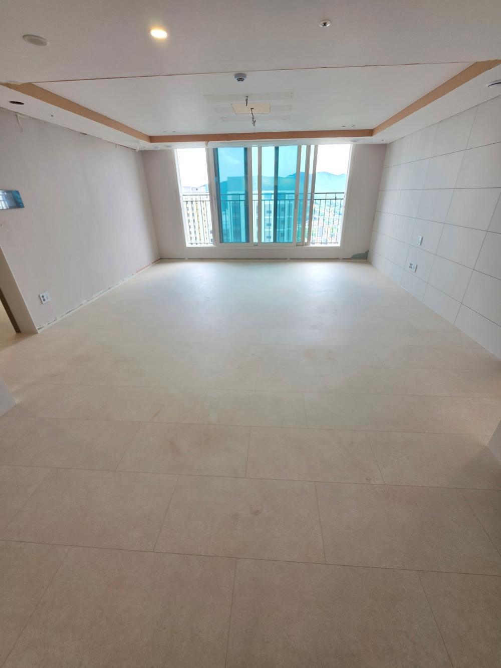 넓고 환하게 트인 거실의 완성