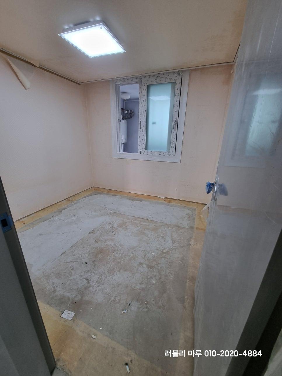마루 시공 전 콘크리트 바닥이 드러난 텅 빈 공간