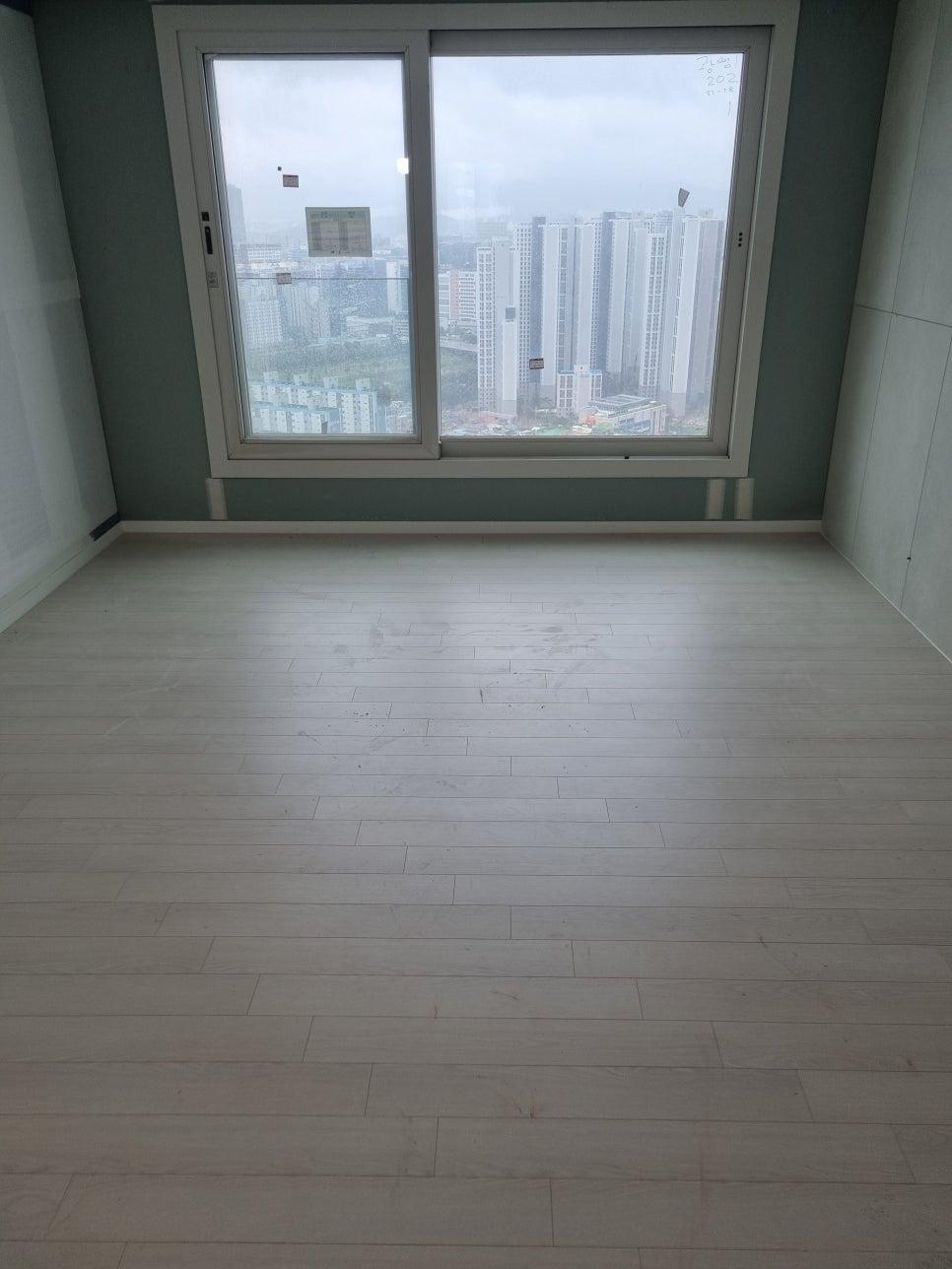 연두색 벽면과 흰색 목재 마루가 어우러진 공간