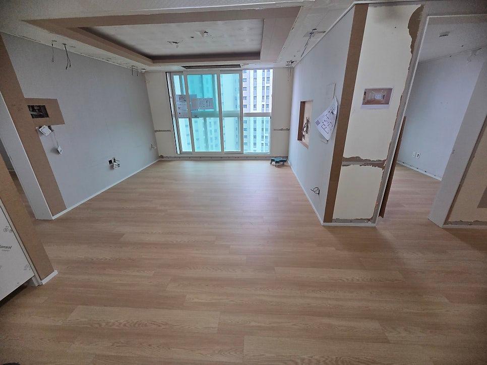 벽면 철거 후 목재 마루가 깔린 방